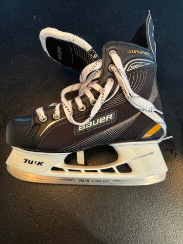 New Bauer Supreme One20 Hockey Skates Regular Width Size 8R (Picture is of 6R but these are 8R)
