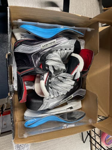 New Intermediate Bauer Extra Wide Width Size 4 Vapor 1X Hockey Skates