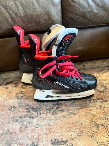 Used Junior Bauer Regular Width  Size 3.5 Vapor 3X Pro Hockey Skates