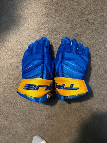 Pro stock True hockey gloves