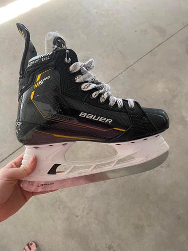 New Intermediate Bauer Size 5.5 Supreme M5 Pro Hockey Skates