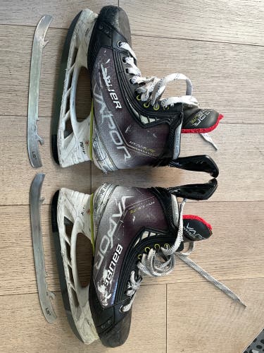 Used Intermediate Bauer Size 4 Vapor Hyperlite Hockey Skates