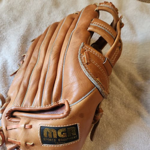 MGR Model#-60-0585 RHT Softball Glove 12.5" Steerhide Leather Pre Shaped Hand crafted pocket