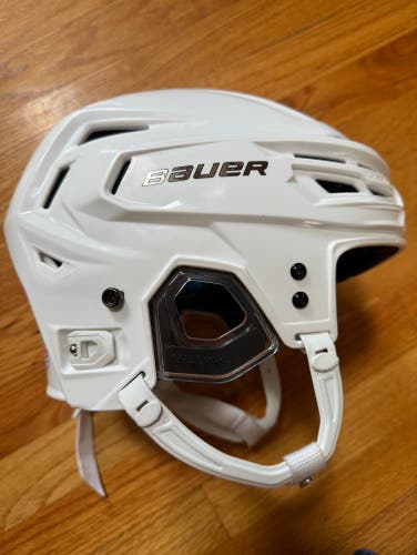 Like New Large Bauer Re-Akt 150 Helmet