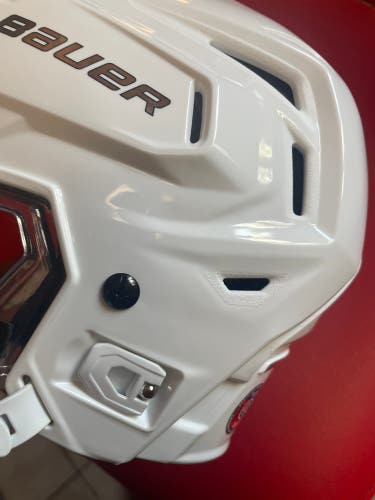 New Bauer Re-Akt 150 Helmet White Size M
