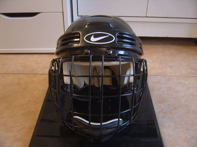 Great condition Nike HH0004 Senior Hockey Helmet Black sz XL