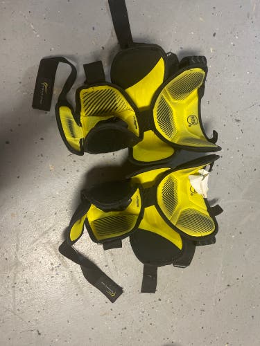 Bauer supreme s18 goalie knee pads