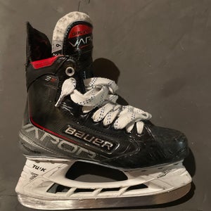 Used Intermediate Bauer Regular Width   6 Vapor X300 Hockey Skates