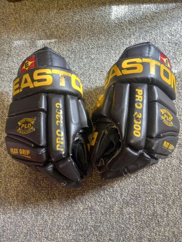 Used Easton Pro 3300 13.5" Hockey Gloves