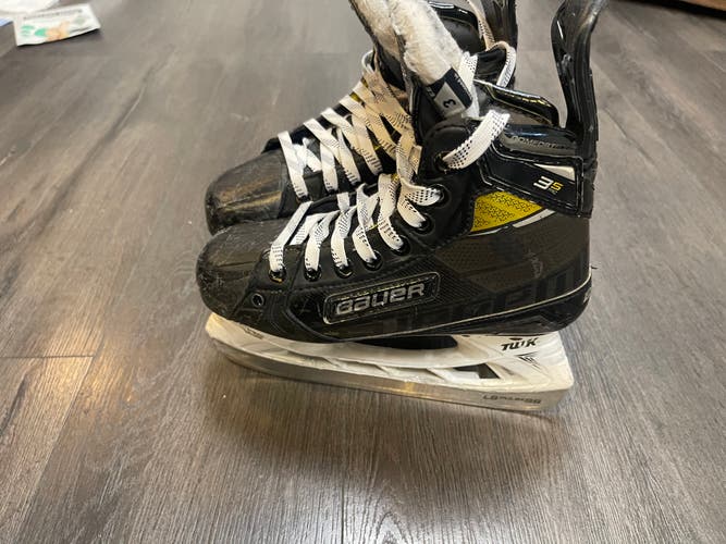Used Junior Bauer Supreme 3S Hockey Skates Extra Wide Width Size 3