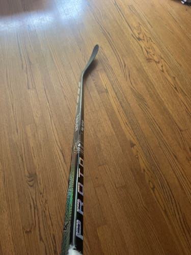 Used Junior Bauer Right Handed P28  Proto-R Hockey Stick