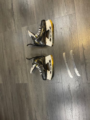 Used Junior Bauer Supreme 3S Hockey Skates Extra Wide Width Size 3.5