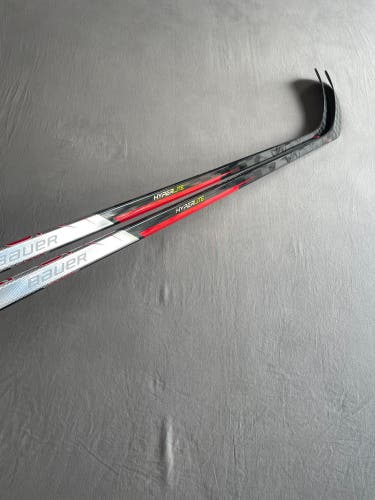 *2 Pack* of Like New Senior Bauer Vapor Hyperlite Right Handed Hockey Stick 65 Flex P92