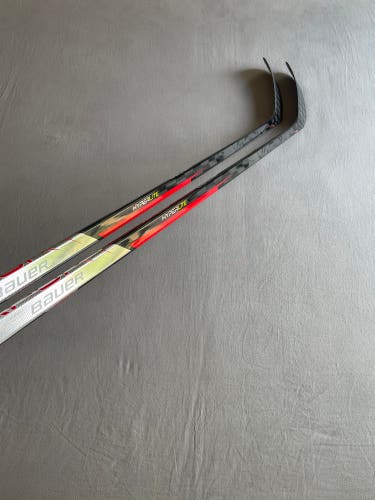 *2 Pack* of Like New Senior Bauer Vapor Hyperlite Right Handed Hockey Stick 55 Flex P92M