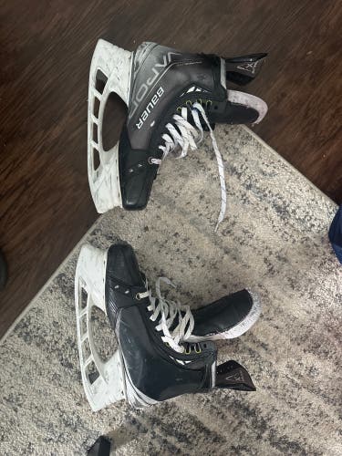 Used Senior Bauer Wide Width Pro Stock 9.5 Vapor Hockey Skates