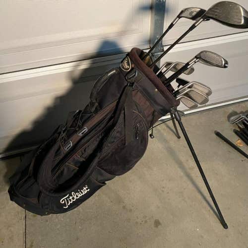 Titleist Mens Right Handed Golf Club Complete Set With Stand Bag