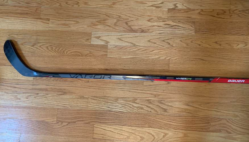 New Senior Bauer Vapor Hyperlite Right Handed Hockey Stick 82 Flex. P28 Pro Stock