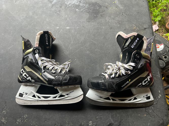 Used CCM Tacks AS-V Hockey Skates Size 8