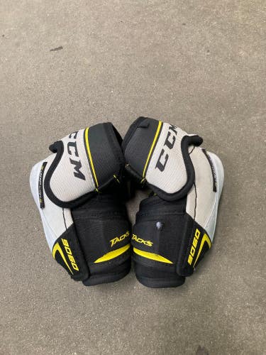 Used Junior Small CCM Tacks 9060 Elbow Pads