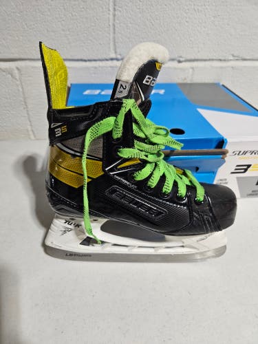 Used Junior Bauer Supreme 3S Hockey Skates Regular Width Size 2.5