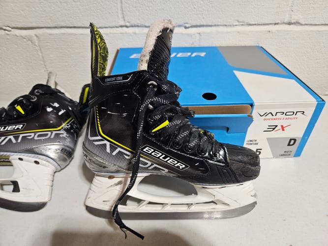 Used Junior Bauer Vapor 3X Hockey Skates Regular Width Size 2.5