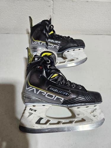 Used Junior Bauer Vapor 3X Hockey Skates Regular Width Size 3.5
