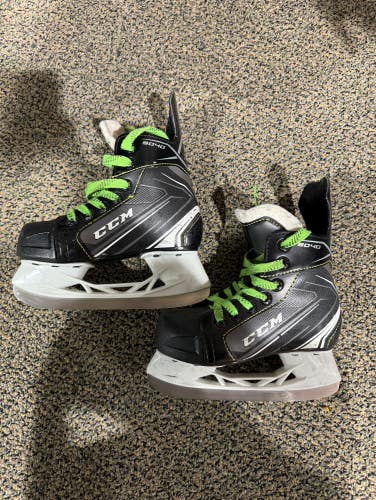 Used Junior CCM Tacks 9040 Hockey Skates Regular Width 11