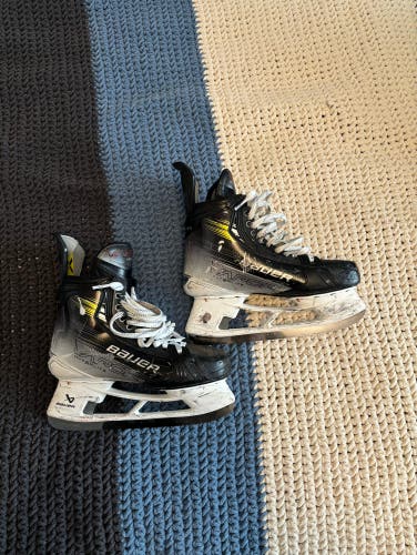 Used Senior Bauer Regular Width  9 Vapor Hyperlite Hockey Skates