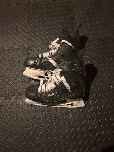 Used Senior Bauer Wide Width  10.5 Supreme Mach Hockey Skates