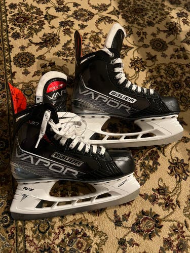 New Bauer Regular Width  Size 6 Vapor X3.7 Hockey Skates