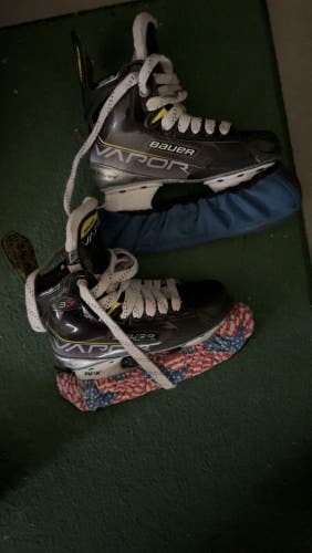 Used Junior Bauer Wide Width Size 3.5 Vapor 3X Hockey Skates