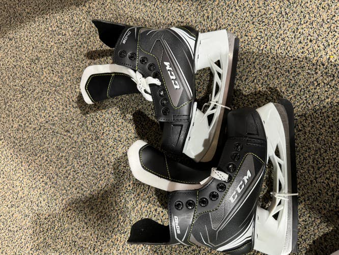 New Youth CCM Tacks 9040 Hockey Skates Regular Width Size 2