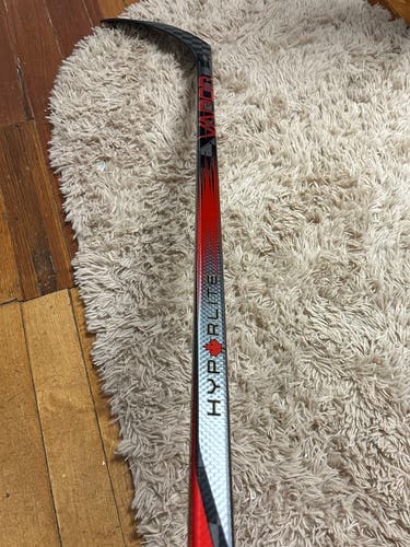 New Intermediate Bauer Right Handed Mid Pattern Pro Stock Vapor Hyperlite 2 Hockey Stick