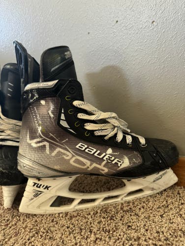 Used Senior Bauer Regular Width Pro Stock 8 Vapor Hyperlite Hockey Skates