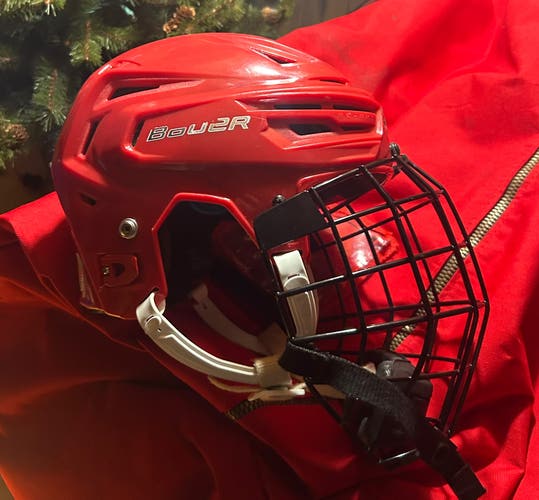 Bauer re akt-150 adult small red helmet