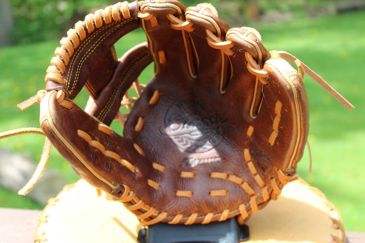 Used Mizuno Right Hand Throw Infield Classic Pro Soft Baseball Glove 11.25"