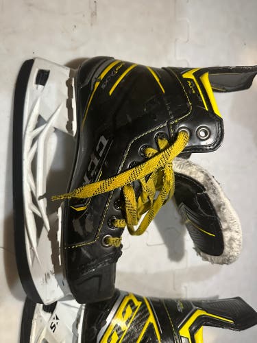 Used Junior CCM Regular Width  Size 5 Tacks Vector Plus Hockey Skates