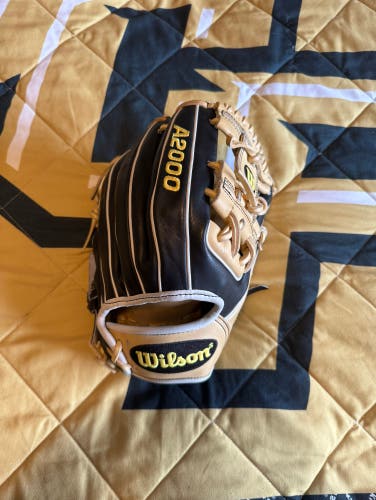 Like New Wilson A2000 11.5” Right Hand Throw