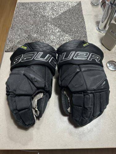 Used Bauer 13"  Vapor Hyperlite Gloves