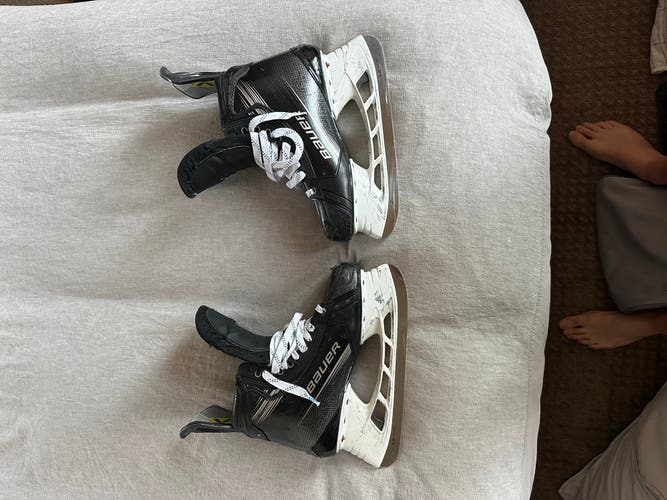 Used Bauer 10 Vapor Hyperlite 2 Hockey Skates