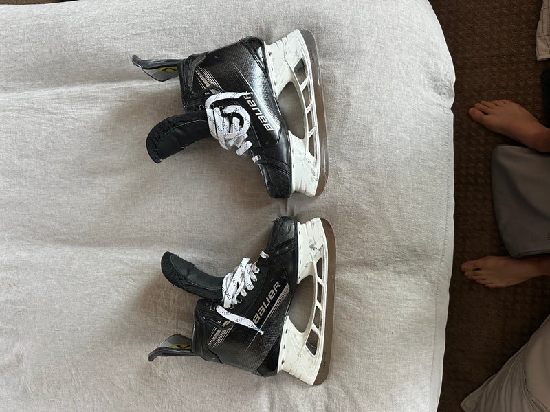 Used Bauer 10 Vapor Hyperlite 2 Hockey Skates