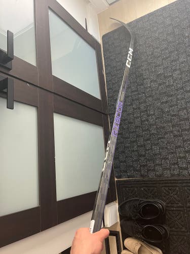 New Intermediate CCM Right Handed P28 Pro Stock RibCor Trigger 7 Pro Hockey Stick