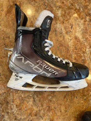 Bauer Pro Stock R8.5D L8.75D Vapor Hyperlite Hockey Skates