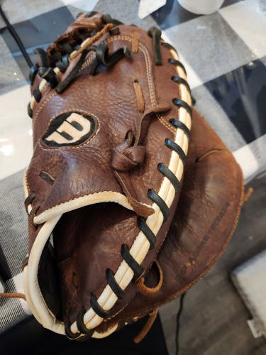 Used 2020 Right Hand Throw Wilson Catcher's A900 Baseball Glove 34"
