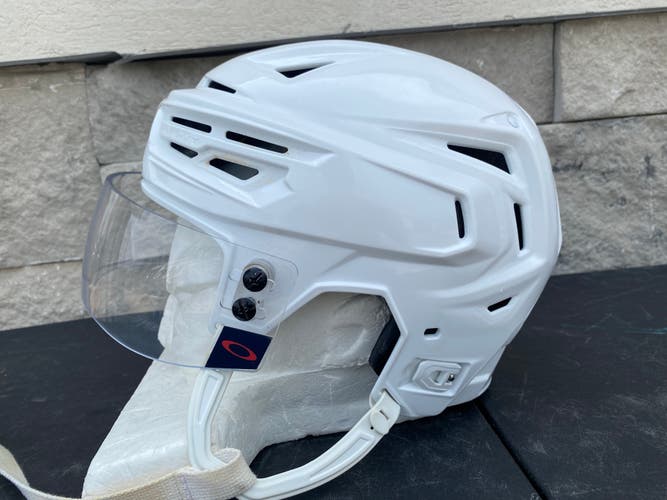 Bauer Re-Akt 150 Pro Stock Hockey Helmet Oakley Visor Combo Medium White 4014