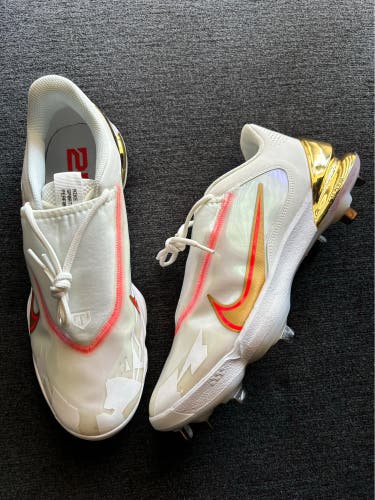 Nike Force Zoom Trout 8 Pro Playoff Pack White/Gold Metal Baseball Cleats Size 12