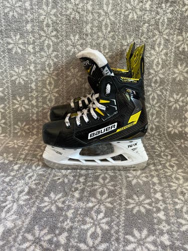 Like New Junior Bauer Supreme M4 Hockey Skates Size 1.5 EE