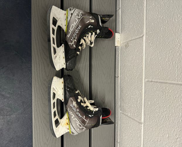 Used Senior Bauer Wide Width 8.5 Vapor Hyperlite Hockey Skates
