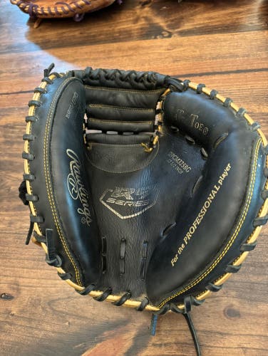 Used Right Hand Throw 32.5" R9 Baseball Glove