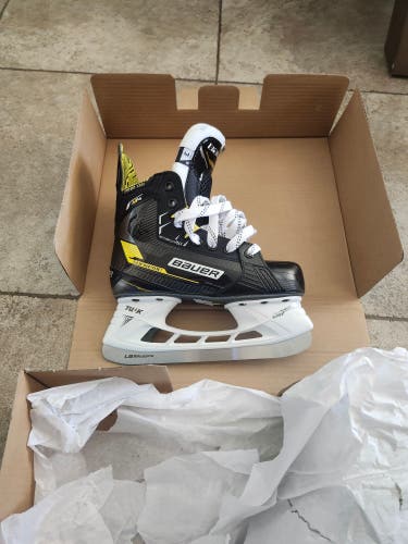 New Junior Bauer Supreme M4 Hockey Skates Regular Width Size 3